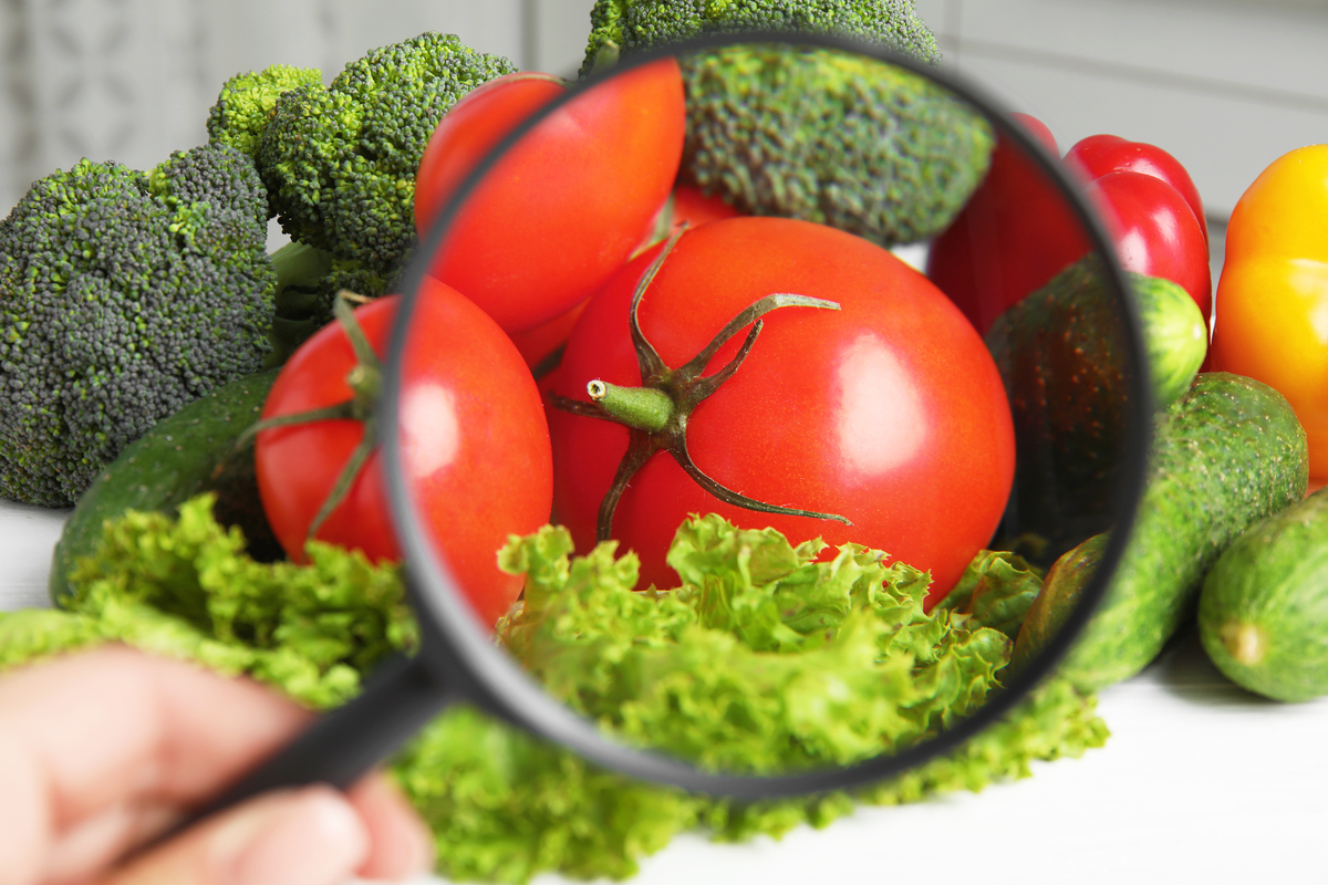 Woman,With,Magnifying,Glass,Exploring,Vegetables,,Closeup.,Poison,Detection